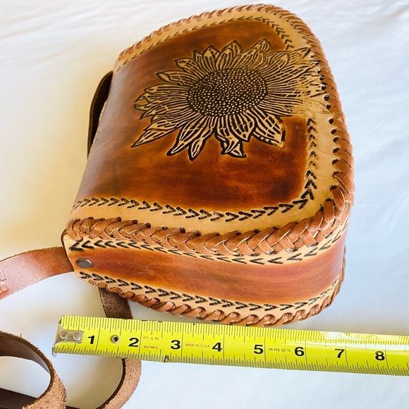 Hand tooled leather purse from Cozumel. - Picture 4 of 6